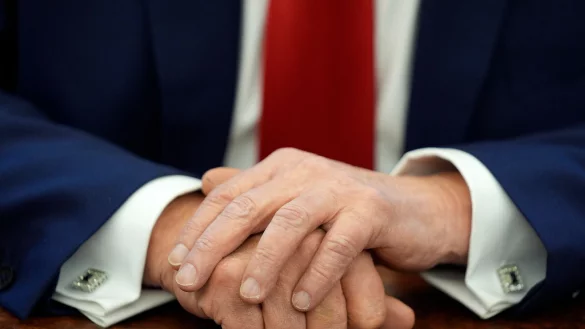 Was unterzeichnen diese Hände als Nächstes? Die US-Präsidentschaft Donald Trumps schürt Befürchtungen in der deutschen Wirtschaft. (Symbolbild) - © Evan Vucci/AP/dpa