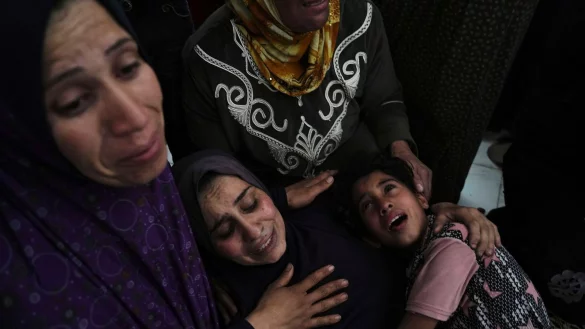 Sehr viele Menschen im Gazastreifen haben Angehörige im Krieg verloren. - © Jehad Alshrafi/AP/dpa