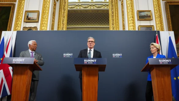 Die EU-Spitze und der britische Premierminister Starmer präsentierten die Einigung höchst zuversichtlich. - © Carl Court/Getty Images Europe Pool/AP/dpa