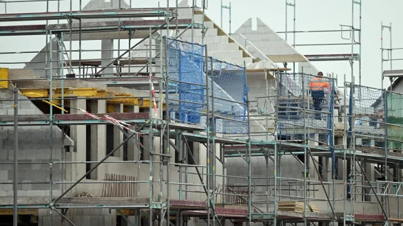 Für Menschen in Nordrhein-Westfalen könnte es einer aktuellen Analyse zufolge in den kommenden Jahren deutlich schwieriger werden, eine Sozialwohnung zu finden. (Symbolbild) - © Federico Gambarini/Deutsche Presse-Agentur GmbH/dpa