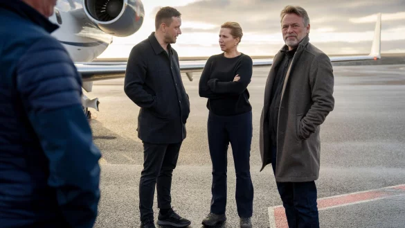 Der grönländische Regierungschef Jens-Frederik Nielsen (links) begrüßte die dänische Ministerpräsidentin Mette Frederiksen und ihren Ehemann Bo Tengberg am Dienstagabend in Nuuk. - © Mads Claus Rasmussen/Ritzau Scanpix Foto/AP/dpa