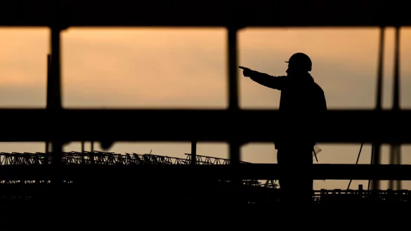 Die Betriebe in Deutschland leiden weiter unter Fachkräftemangel. (Archivbild) - © Julian Stratenschulte/dpa