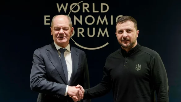 Der ukrainische Pr&auml;sident Wolodymyr Selenskyj dankt Kanzler Olaf Scholz (SPD) f&uuml;r die bisher von Deutschland geleistete Unterst&uuml;tzung im Kampf gegen den russischen Angriffskrieg. - &copy; Markus Schreiber/AP POOL/AP/dpa