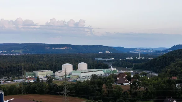 Kein Sicherheitsproblem, sondern Umweltauflagen: Deshalb wurden die Reaktoren im AKW Beznau heruntergefahren. - © Philipp von Ditfurth/dpa