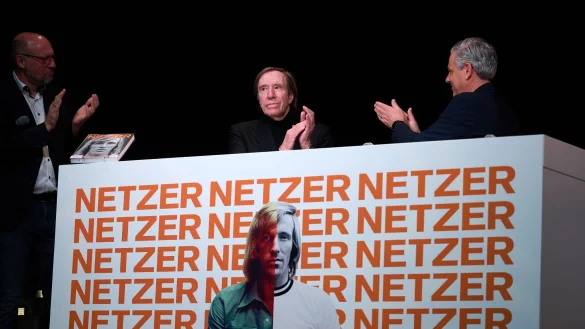 Emotionale Momente: Günter Netzer (M) ist bei der Ausstellungseröffnung ergriffen. - © Bernd Thissen/dpa