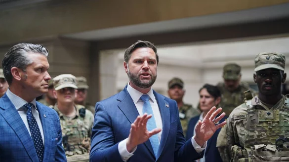 Verteidigungsminister Hegseth (l) und Vizepräsident Vance sprechen im Hauptbahnhof von Washington mit Mitgliedern der Nationalgarde. - © Alexander Drago/Pool Reuters/AP/dpa