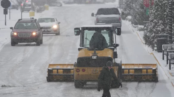 Für rund 60 Millionen Menschen galten Unwetterwarnungen. - © Joshua A. Bickel/AP/dpa