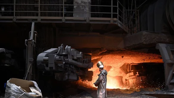 Die US-Zölle auf Stahlimporte haben nach Firmenangaben nur begrenzte direkte Auswirkungen auf das Geschäft von Deutschlands größtem Stahlproduzenten Thyssenkrupp Steel. (Archivbild) - © Federico Gambarini/dpa