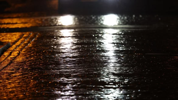 Schon am Dienstag gab es besonders im Norden Deutschlands glatte Straßen. - © Bernd Wüstneck/dpa