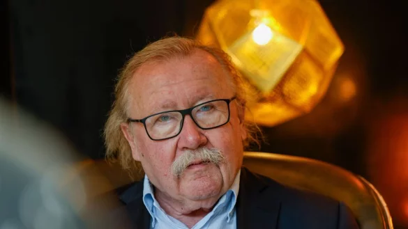 Der Philosoph Peter Sloterdijk spricht sich für ein Handyverbot für Kinder und Jugendliche aus. - © Thomas Banneyer/dpa
