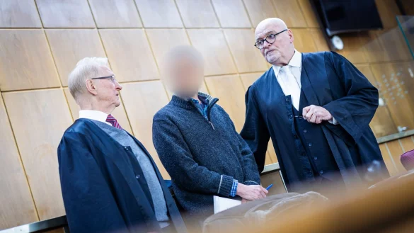 Im Revisionsprozess gegen einen 64-Jährigen wegen versuchten Mordes weist der Angeklagte eine Tötungsabsicht zurück. - © Moritz Frankenberg/dpa