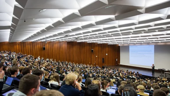 Die Zahl der Studiengänge ohne Zugangsbeschränkungen steigt in Deutschland weiter an. (Archivbild) - © Rolf Vennenbernd/dpa