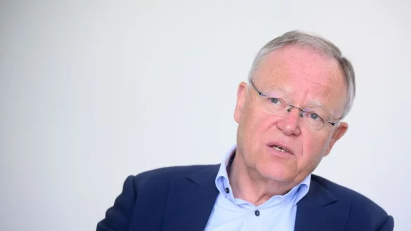 Niedersachsens Ministerpr&auml;sident Weil verweist auf eine Tarifregelung f&uuml;r den Standort Osnabr&uuml;ck. - &copy; Julian Stratenschulte/dpa