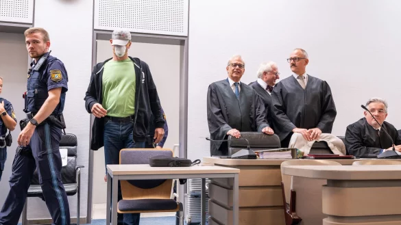 Der mutma&szlig;liche Hauptt&auml;ter kommt vor der Urteilsverk&uuml;ndung im Fall des Diebstahls des Manchinger Keltengoldes in den Gerichtssaal. - &copy; Peter Kneffel/dpa
