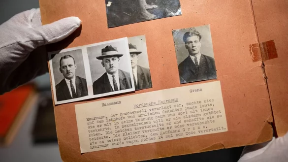 Eine Mappe im Polizeimuseum Niedersachsen gibt Einblick in die Mordsache Fritz Haarmann. (Archivbild) - &copy; Sina Schuldt/dpa