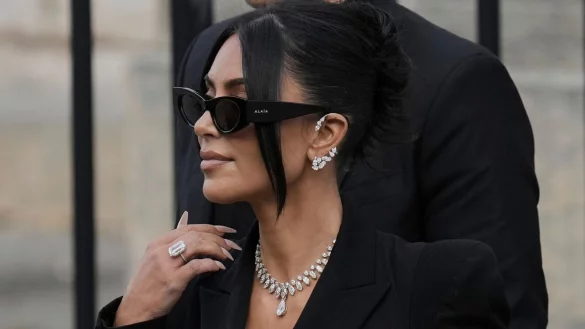 Die Staatsanwaltschaft hat für die Angeklagten im Prozess um den Raubüberfall auf Kim Kardashian zumeist hohe Haftstrafen verlangt. (Archivbild) - © Aurelien Morissard/AP/dpa