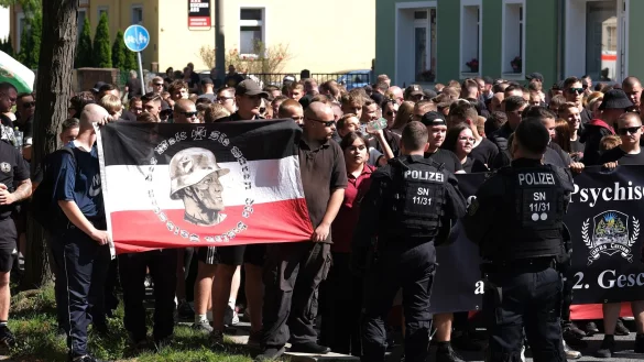 Mehrere CDS-Veranstaltungen waren zuletzt begleitet von Aktionen rechter Gruppen, wie hier in Bautzen. (Archivfoto) - © Sebastian Willnow/dpa