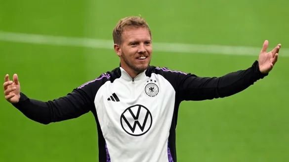 Julian Nagelsmann ist in Kontakt mit Florian Wirtz, will dem 22-Jährigen aber zu keinem Verein raten. - © Federico Gambarini/dpa