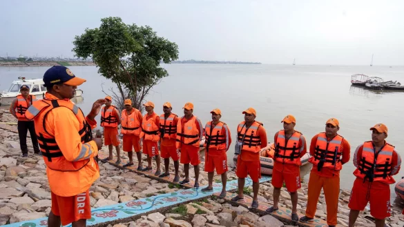 Ein Teamleiter informiert Mitglieder des indischen Katastrophenschutzes über Rettungsmaßnahmen in überschwemmten Gebieten. - © Rajesh Kumar Singh/AP/dpa
