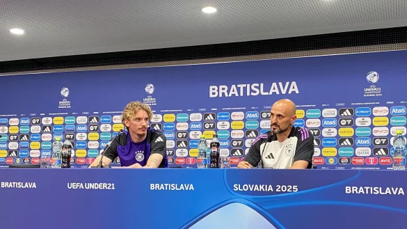 Nick Woltemade (l) freut sich auf das Finale - über den FC Bayern sagte er nichts. - © Christian Kunz/dpa