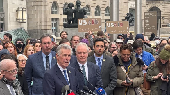 Diese demokratischen Kongressmitglieder durften nach eigener Aussage das USAID-Gebäude am Montag nicht betreten. - © Luzia Geier/dpa