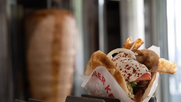 Ein Klassiker der deutschen Imbisskultur: Der D&ouml;ner geh&ouml;rt f&uuml;r viele zum Alltag &ndash; doch in dem schnellen Snack steckt harte Arbeit. (Archivbild) - &copy; Markus Lenhardt/dpa