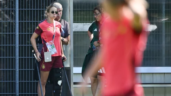 Nur noch Zaungast: DFB-Kapitänin Giulia Gwinn. - © Sebastian Christoph Gollnow/dpa