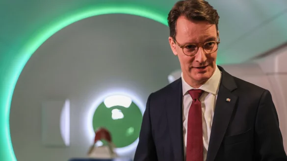 Neujahrsrede aus dem Krebsforschungszentrum: NRW-Ministerpräsident Hendrik Wüst ruft zu Optimismus auf. - © Oliver Berg/dpa