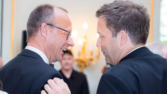 Friedrich Merz und Lars Klingbeil: Auf diese beiden Männer kommt es in den bevorstehenden Gesprächen über eine Regierungsbildung an. - © Christoph Soeder/dpa-Pool/dpa