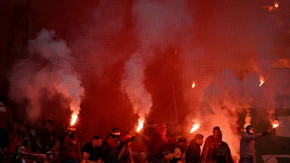 Kölner Fans zünden Pyrotechnik beim Spiel gegen Kaiserslautern - © Anke Waelischmiller/dpa