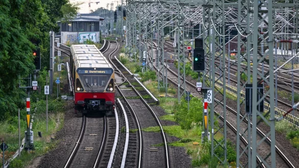Am Morgen waren die S-Bahn-Strecken zwar freigegeben, es kam aber weiter zu Einschr&auml;nkungen. - &copy; Jens Kalaene/dpa