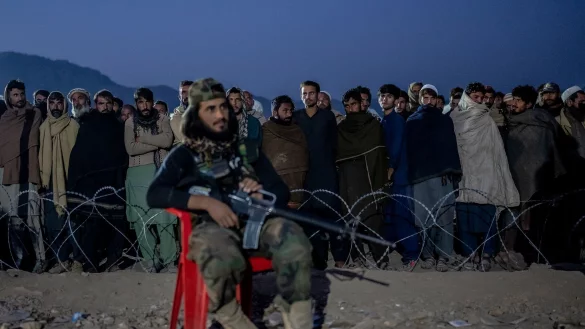 Pakistan schiebt immer wieder Afghanen in ihre Heimat ab - darunter zuletzt auch mehrere, die eine Aufnahmezusage für Deutschland haben. (Archivbild) - © Ebrahim Noroozi/AP