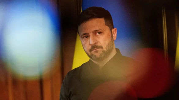 Kremlchef Putin habe den Krieg in der Ukraine begonnen, er müsse ihn auch beenden, fordert der ukrainische Präsident Selenskyj. - © Evgeniy Maloletka/AP/dpa