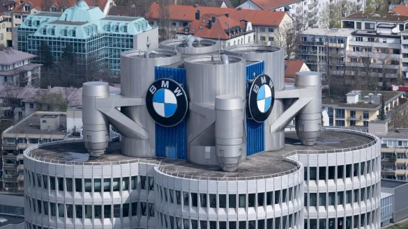 BMW-Konzernzentrale: 2024 war ein herausforderndes Jahr für die Autoindustrie. (Archivbild) - © Sven Hoppe/dpa