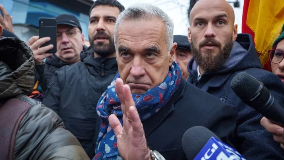 Will die Annullierung der Präsidentenwahl in Rumänien nicht hinnehmen: Calin Georgescu (Archivbild). - © Vadim Ghirda/AP/dpa