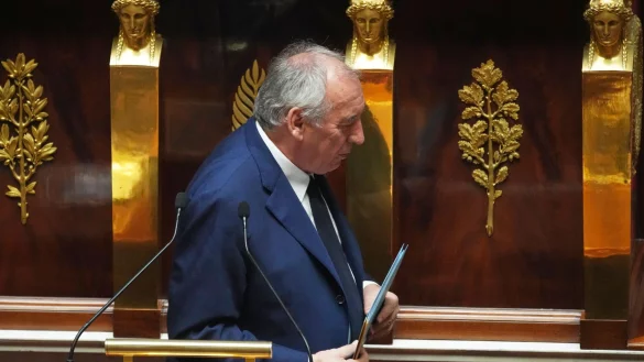 Frankreichs Premier verliert Vertrauensfrage. - © Christophe Ena/AP/dpa