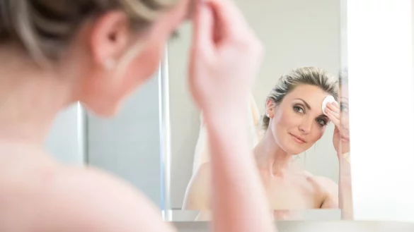 «Double Cleansing»: Die Methode kann besonders für Menschen mit fettiger Haut oder starkem Make-up-Konsum von Vorteil sein. - © Christin Klose/dpa-tmn