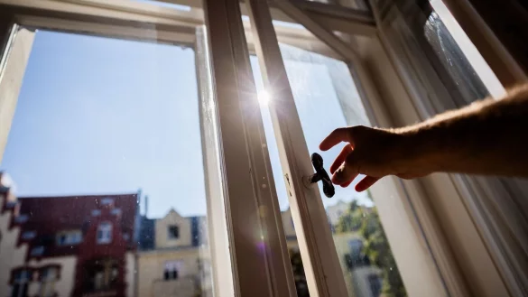 Auch in scheinbar sauberer Raumluft schweben winzige Kunststofffasern – Lüften kann ihre Menge verringern. (Symbolbild) - © -/dpa