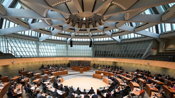 Mit einem Solidarit&auml;tsbeschluss erinnert der nordrhein-westf&auml;lische Landtag an die miserable Menschenrechtssituation in Belarus. (Archivbild) - &copy; Federico Gambarini/dpa