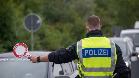 Inzwischen gibt es stationäre Kontrollen an allen deutschen Landgrenzen. - © Harald Tittel/dpa