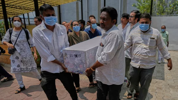 Bei der Katastrophe in Ahmedabad im Bundesstaat Gujarat kamen nach übereinstimmenden Medienberichten mindestens 270 Menschen im Flugzeug und am Boden ums Leben. - © Rafiq Maqbool/AP/dpa