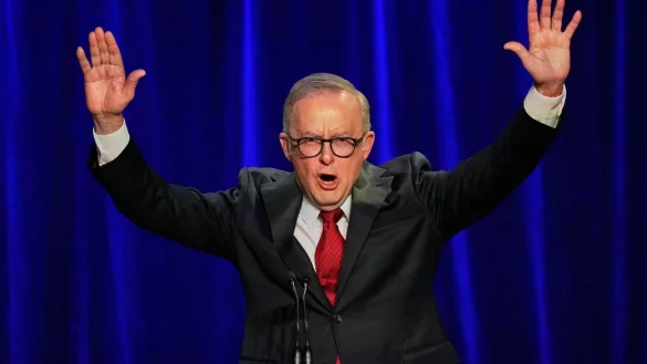 Zum ersten Mal seit 20 Jahren darf ein Premier in Australien eine zweite Amtszeit antreten. - © Rick Rycroft/AP/dpa