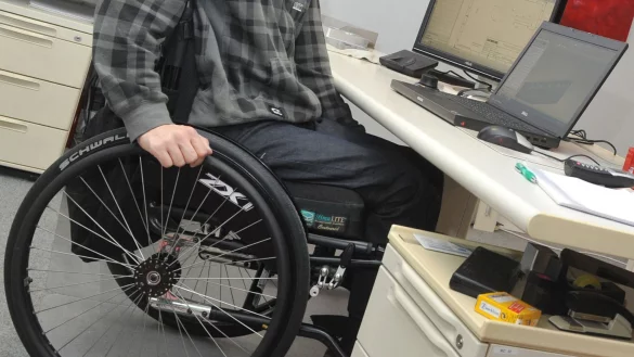 Schwerbehinderte Arbeitnehmer seien im Durchschnitt besser ausgebildet als die Gesamtheit der Arbeitnehmerschaft, sagt ein Experte. (Archivbild). - © Stefan Puchner/dpa