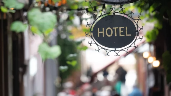 Der späte Ostertermin hat im April für ein deutliches Plus bei den Übernachtungszahlen in Hotels und anderen Beherbergungsbetrieben in Deutschland gesorgt. - © Sebastian Gollnow/dpa