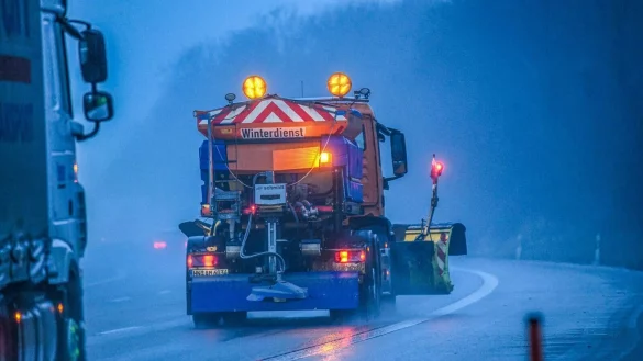 Am Mittwochmorgen gibt es winterliches Wetter in NRW - Glatteis inklusive. - © Jason Tschepljakow/dpa