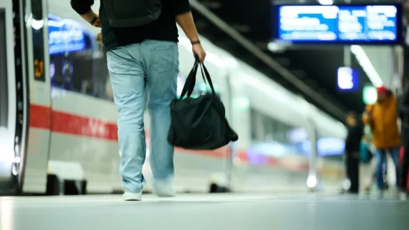 Weniger Z&uuml;ge sind aus Sicht einiger Verkehrsverb&auml;nde kein L&ouml;sungsansatz, um die P&uuml;nktlichkeit im Fernverkehr zu erh&ouml;hen. (Archivbild) - &copy; Annette Riedl/dpa