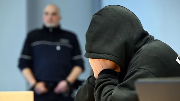 Ein 38-Jähriger - hier zum Prozessauftakt - ist wegen schweren sexuellen Missbrauchs seiner Stieftochter zu einer langen Haftstrafe verurteilt worden. (Archivbild) - © Federico Gambarini/dpa