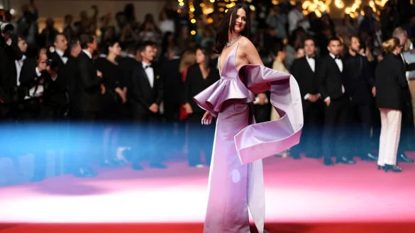 Renate Reinsve vor der Premiere von «Sentimental Value». - © Scott A Garfitt/Invision/AP/dpa