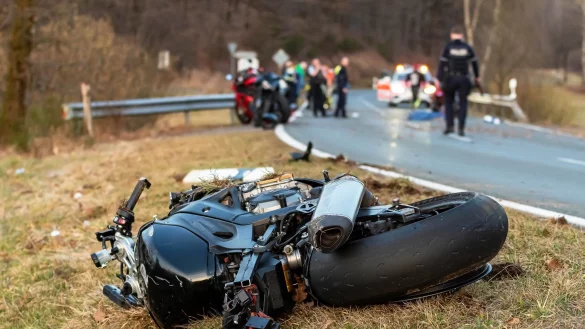 Der Motorradfahrer verlor aus noch ungeklärter Ursache nach dem Überholen die Kontrolle über seine Maschine. - © Markus Klümper/dpa