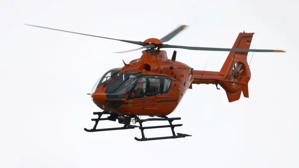 Der schwer verletzte Fahrer wurde laut Polizei mit einem Rettungshubschrauber zu einer Klinik geflogen. (Symbolbild) - &copy; Oliver Berg/dpa